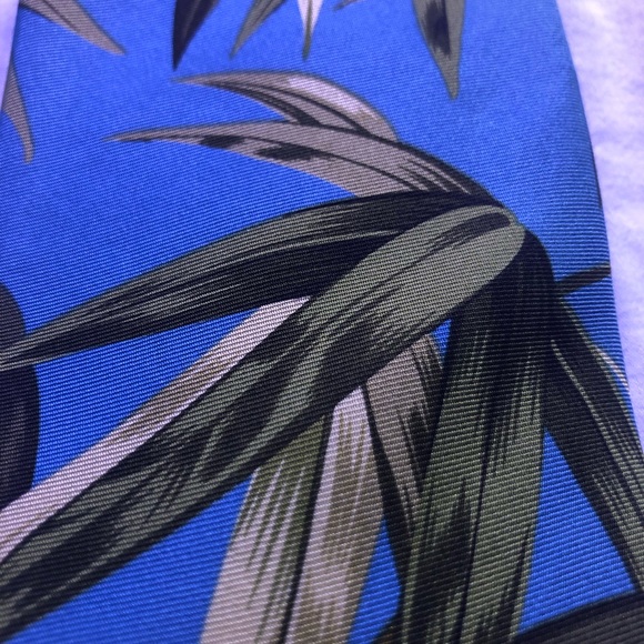 Tommy Bahama Mens Tie. - Picture 2 of 4